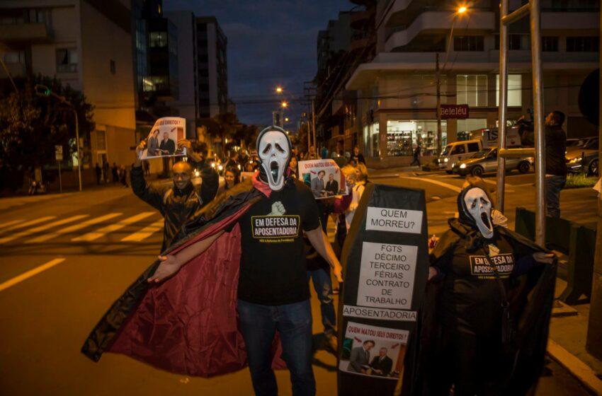  Caminhada de protesto alerta sobre os prejuízos das reformas do governo Golpista