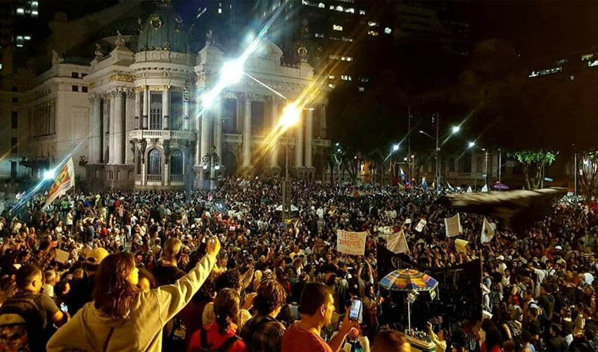  Ato por Diretas Já reúne mais de 100 mil no Rio de Janeiro