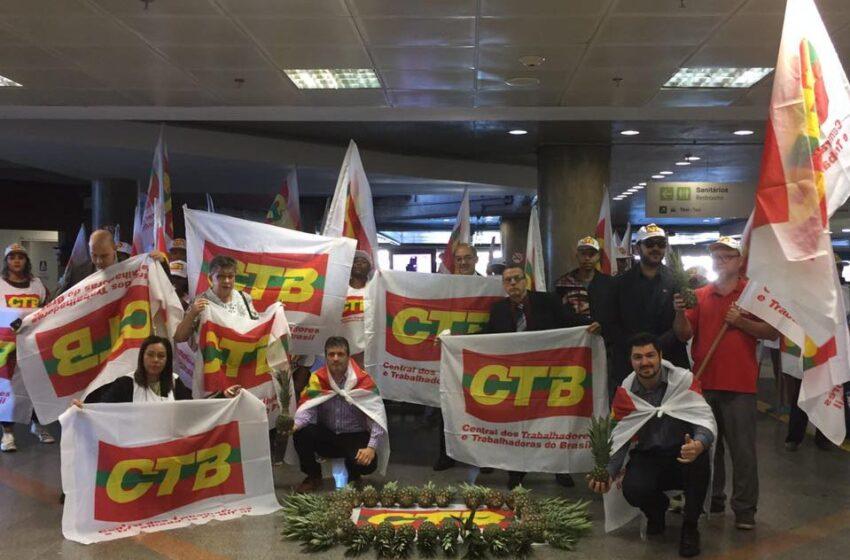  Sindicatos e CTB ocupam aeroporto de Brasília contra a reforma trabalhista