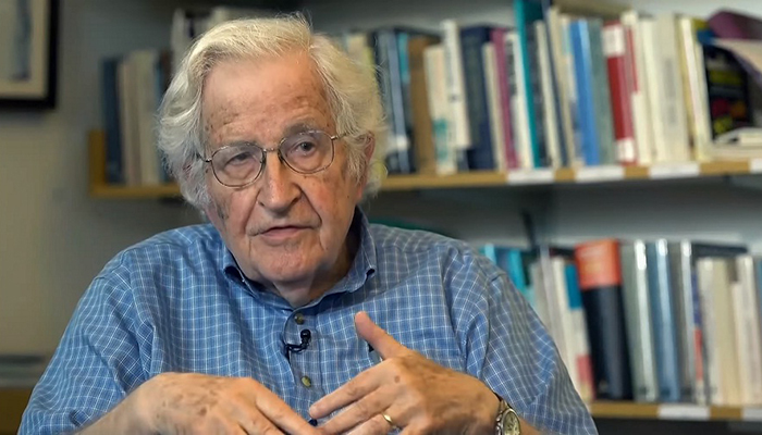  Sistema neoliberal coloca trabalhadores uns contra os outros, diz Noam Chomsky