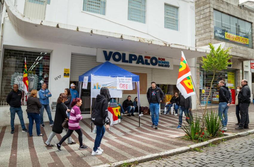  COMERCIÁRIOS DAS LOJAS VOLPATO COM SALÁRIOS ATRASADOS HÁ DOIS MESES PARALISAM ATIVIDADES EM CAXIAS