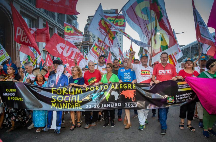  Democracia e reconstrução do país dão tom de marcha do Fórum Social Mundial