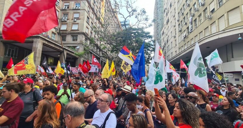  Ato em defesa da democracia reúne 20 mil em Porto Alegre