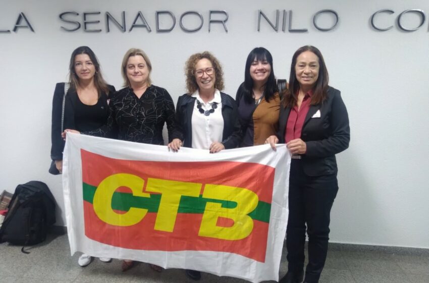  Mulheres da Fecosul marcam presença na sanção da Lei de Igualdade Salarial em Brasília