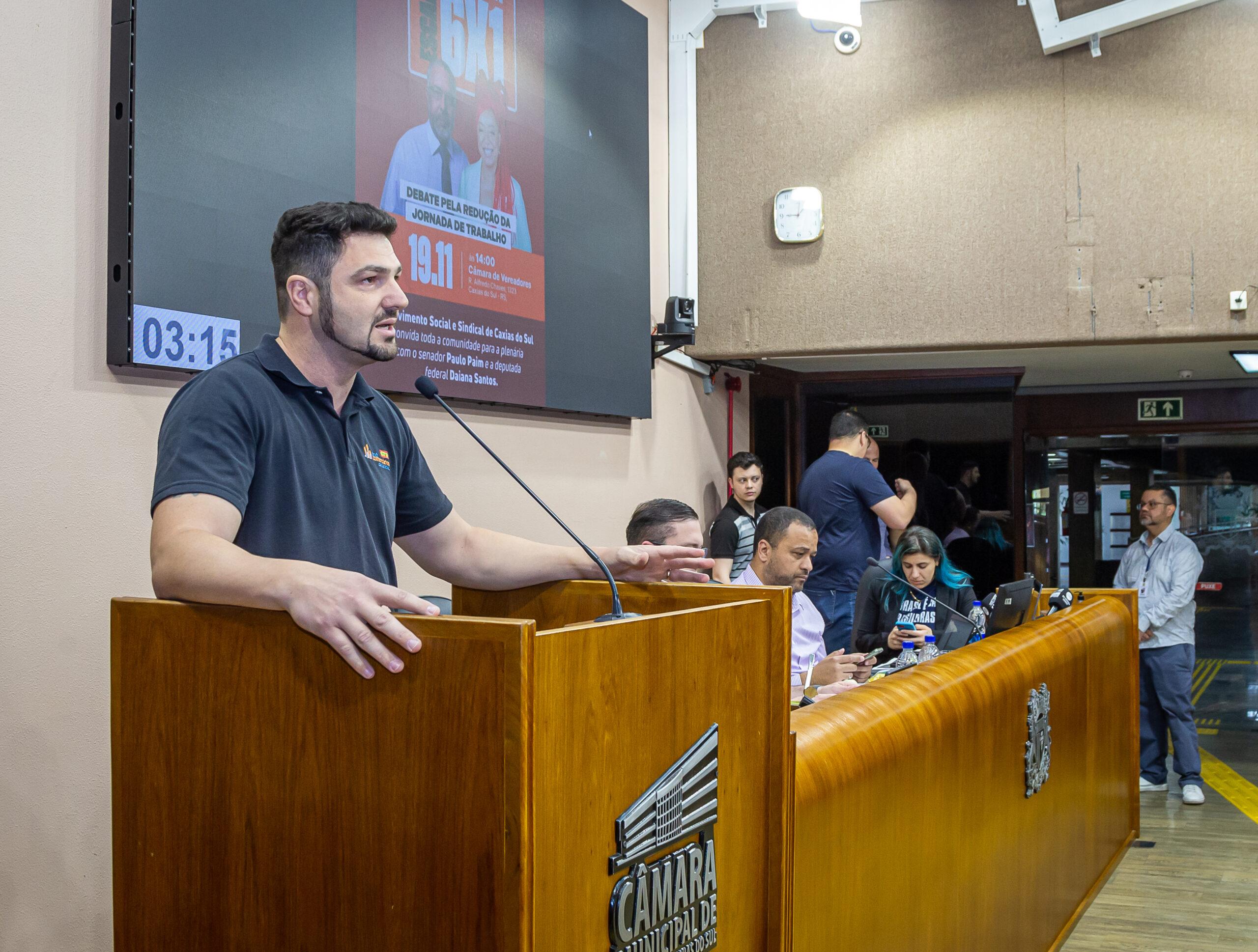 MOVIMENTO SINDICAL OCUPA TRIBUNA DA CÂMARA DE VEREADORES PARA CONVIDAR PARA A PLENÁRIA PELO FIM DA ESCALA 6X1