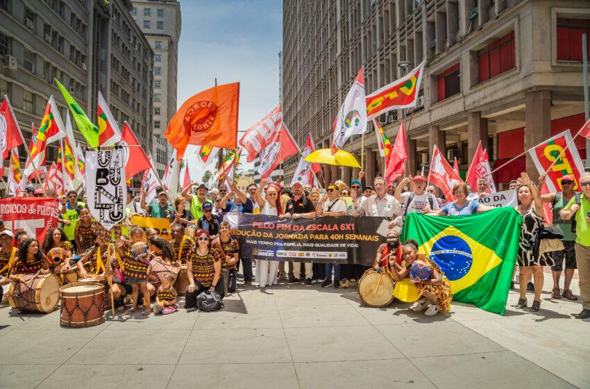  Ato contra a escala 6×1 reúne centrais sindicais e movimentos sociais na Esquina Democrática, em Porto Alegre